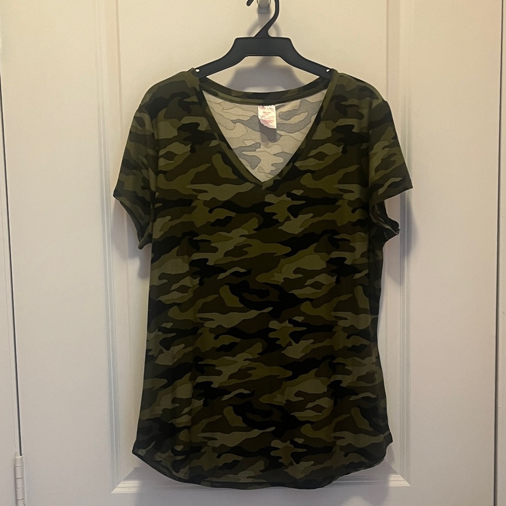 (NWT) No Boundaries Green Camo V-Neck Tee